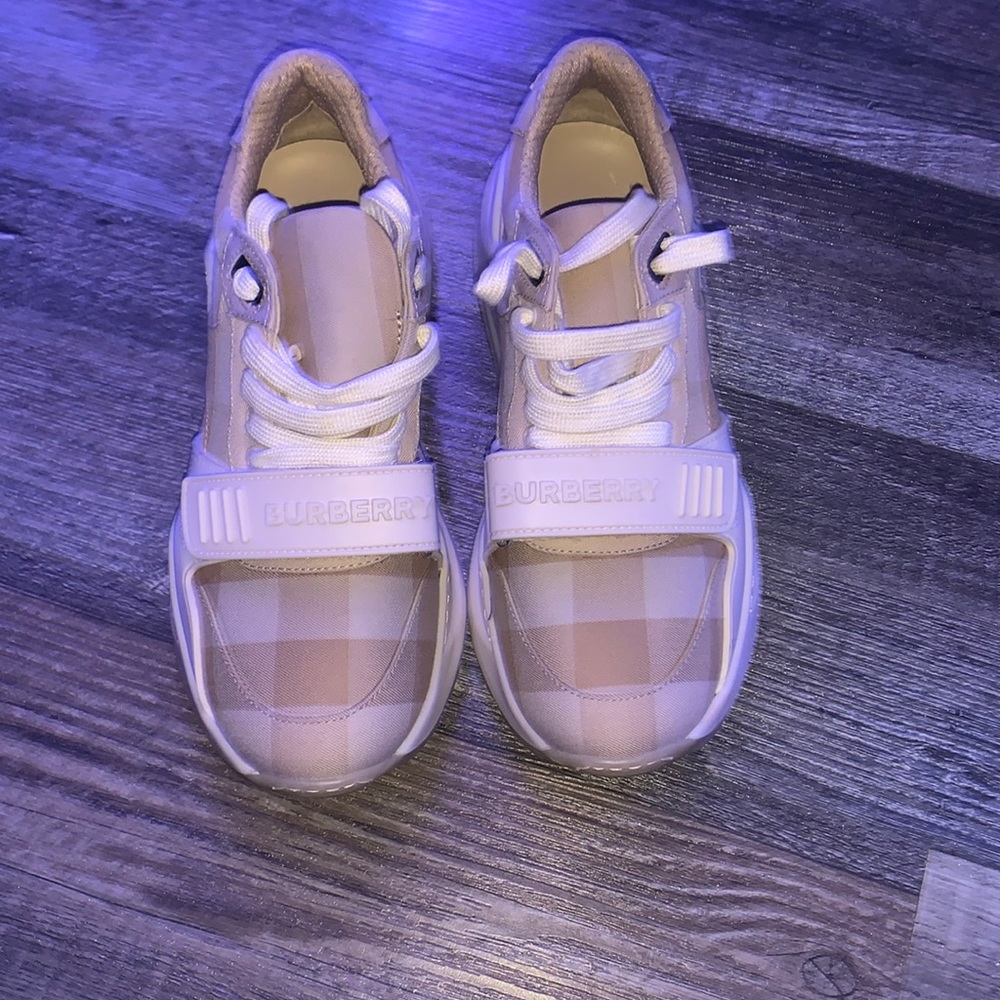 WOMENS TAN/BEIGE&WHITE BURBERRY SNEAKERS BRANDNEW WORN ONCE. BROKE BOX IN MOVE